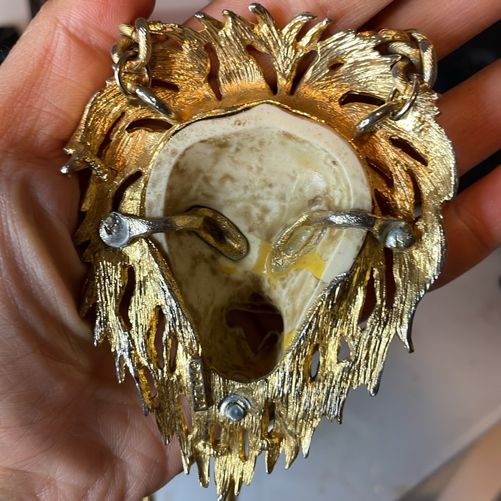 Luca Razza Vintage 1970s Lion Head Necklace, Large Gold Tone Statement Pendant - Picture 7 of 7